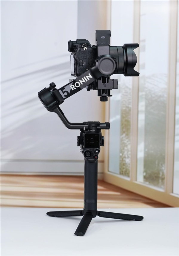 新一代相机增稳利器!大疆DJI RS 5手持云台稳定器图赏