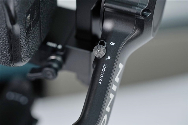 新一代相机增稳利器!大疆DJI RS 5手持云台稳定器图赏