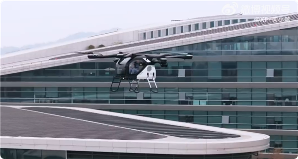 年会名场面！何小鹏坐飞行汽车降落年会现场 高颜值美女司机全程护航