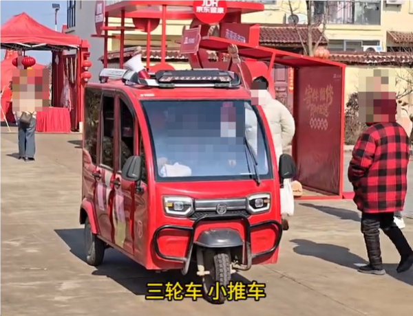 刘强东老家喊话村民来拉年货：三轮车、小推车能用的都用上