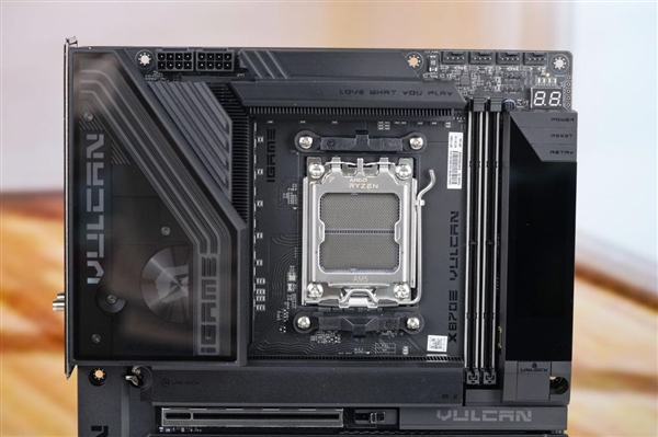 刷新超频记录!七彩虹iGame X870E Vulcan OC V14图赏