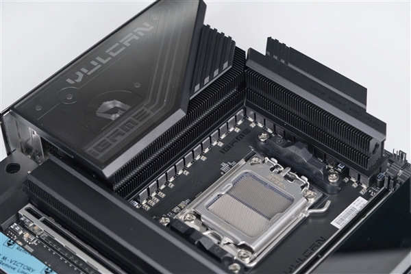 刷新超频记录!七彩虹iGame X870E Vulcan OC V14图赏