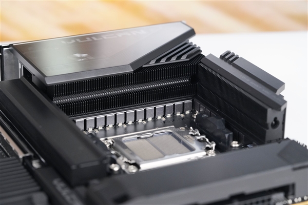 刷新超频记录!七彩虹iGame X870E Vulcan OC V14图赏