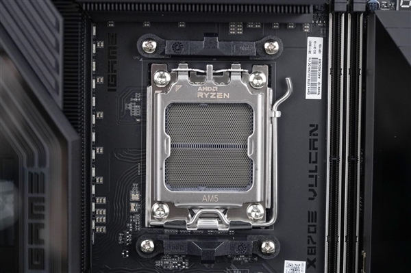 刷新超频记录!七彩虹iGame X870E Vulcan OC V14图赏