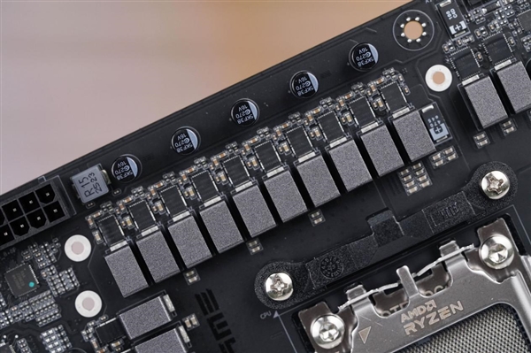 刷新超频记录!七彩虹iGame X870E Vulcan OC V14图赏