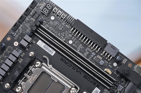 刷新超频记录!七彩虹iGame X870E Vulcan OC V14图赏