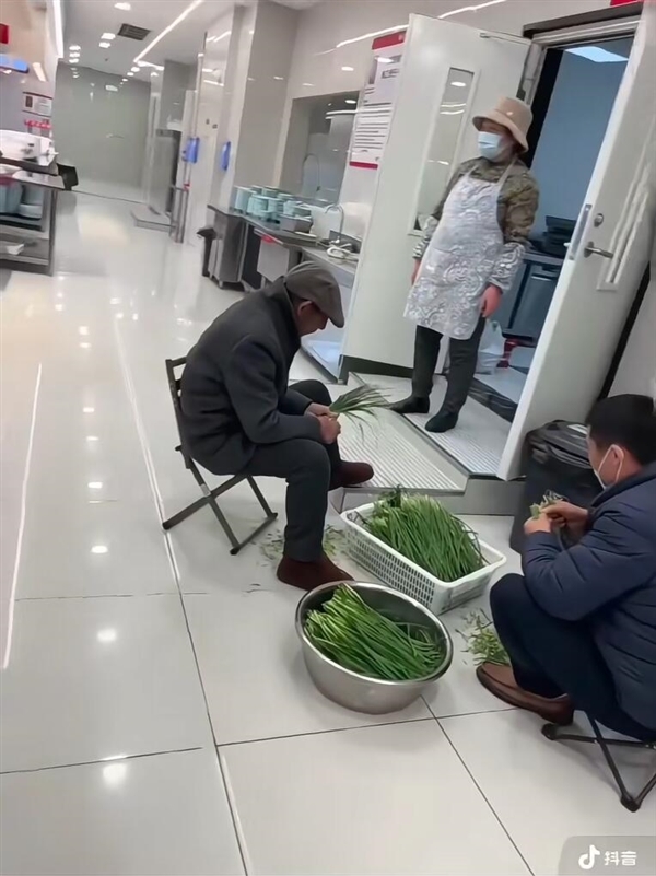 刘强东父母回光明村过年：穿儿媳买的大衣很朴实