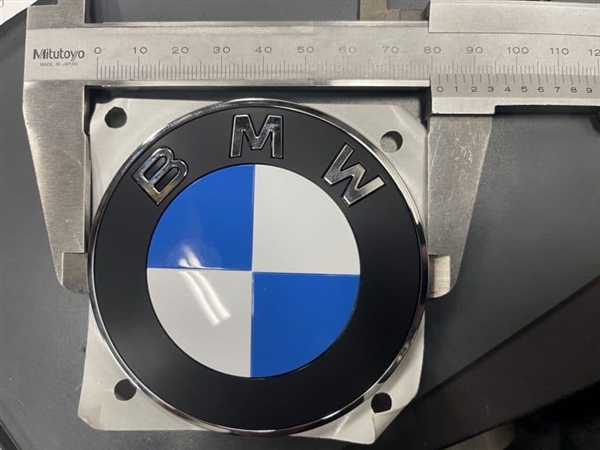 宝马下月起全面启用新Logo：取消镀铬装饰 换成哑光黑环