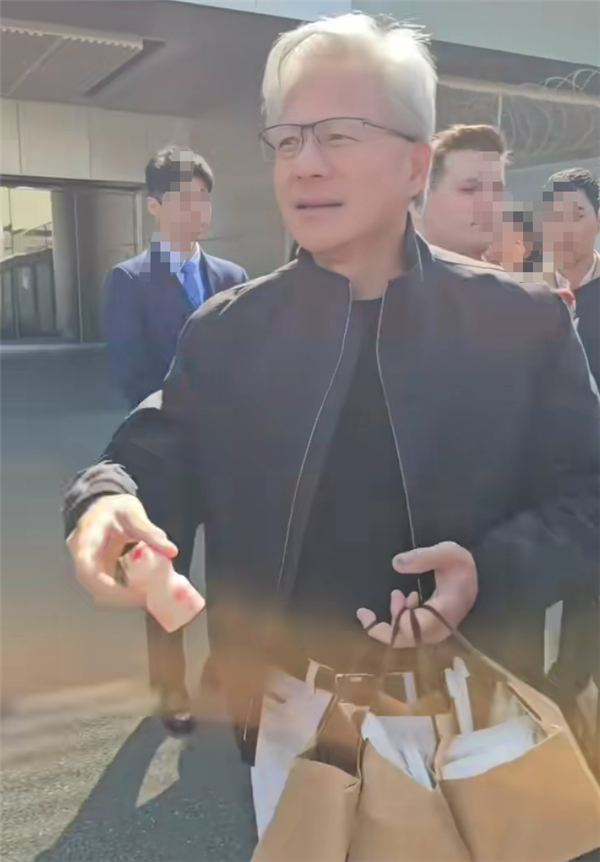 黄仁勋现身中国台湾：下飞机给媒体发养乐多和三明治